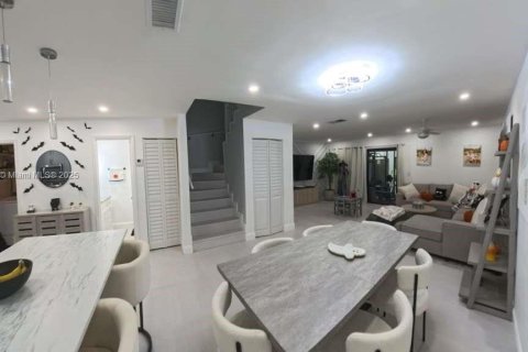 Adosado en venta en Pembroke Pines, Florida, 3 dormitorios, 136.75 m2 № 1949711 - foto 7