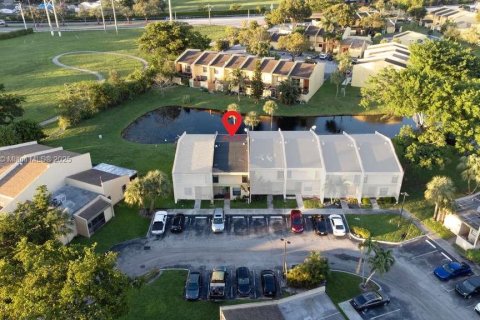 Adosado en venta en Pembroke Pines, Florida, 3 dormitorios, 136.75 m2 № 1949711 - foto 1