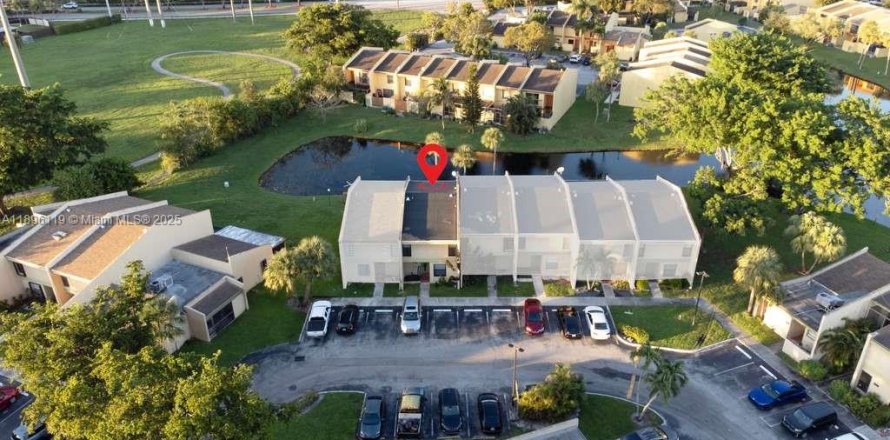 Adosado en Pembroke Pines, Florida 3 dormitorios, 136.75 m2 № 1949711