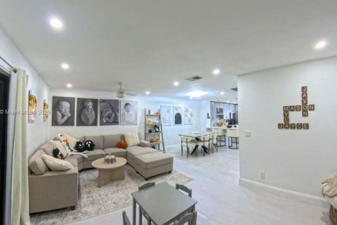 Adosado en venta en Pembroke Pines, Florida, 3 dormitorios, 136.75 m2 № 1949711 - foto 10