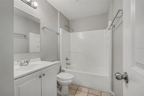 House in Land O' Lakes, Florida 3 bedrooms, 110.83 sq.m. № 2156609 - photo 15