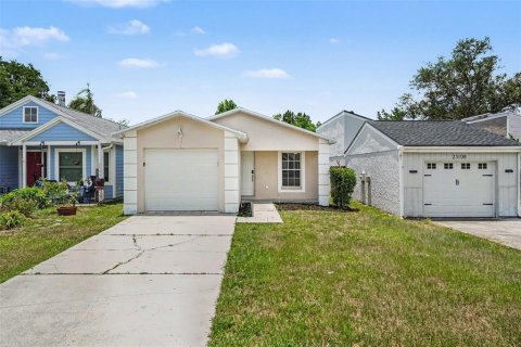 House in Land O' Lakes, Florida 3 bedrooms, 110.83 sq.m. № 2156609