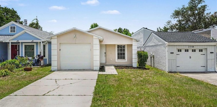 House in Land O' Lakes, Florida 3 bedrooms, 110.83 sq.m. № 2156609