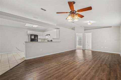 House in Land O' Lakes, Florida 3 bedrooms, 110.83 sq.m. № 2156609 - photo 7