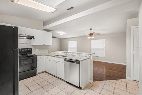 House in Land O' Lakes, Florida 3 bedrooms, 110.83 sq.m. № 2156609 - photo 4