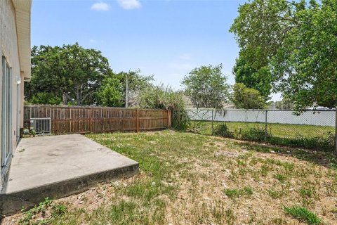 House in Land O' Lakes, Florida 3 bedrooms, 110.83 sq.m. № 2156609 - photo 17