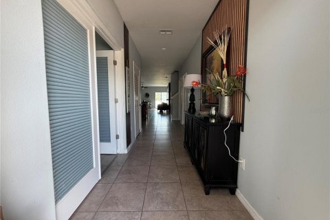 House in Dover, Florida 5 bedrooms, 273.97 sq.m. № 2403533 - photo 11