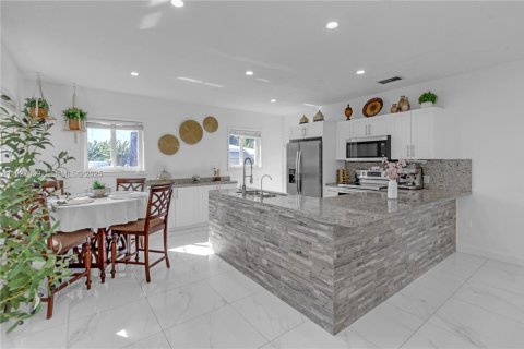 House in Homestead, Florida 4 bedrooms, 282.79 sq.m. № 2061634 - photo 27