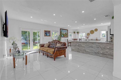 House in Homestead, Florida 4 bedrooms, 282.79 sq.m. № 2061634 - photo 26