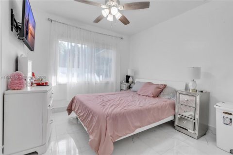 House in Homestead, Florida 4 bedrooms, 282.79 sq.m. № 2061634 - photo 16