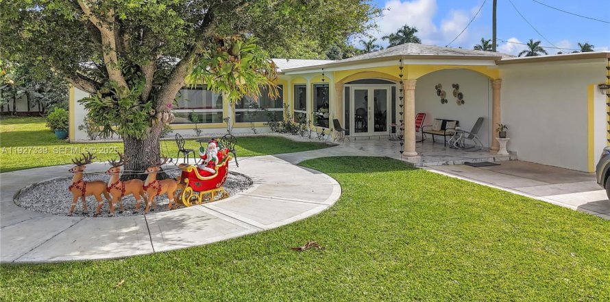 House in Homestead, Florida 4 bedrooms, 282.79 sq.m. № 2061634