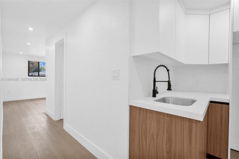 House in Miami, Florida 3 bedrooms, 99.13 sq.m. № 2045888 - photo 25