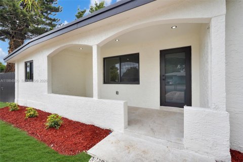 House in Miami, Florida 3 bedrooms, 99.13 sq.m. № 2045888 - photo 3