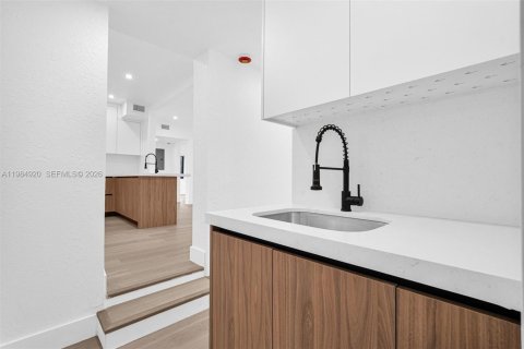 House in Miami, Florida 3 bedrooms, 99.13 sq.m. № 2045888 - photo 13