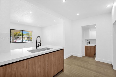 House in Miami, Florida 3 bedrooms, 99.13 sq.m. № 2045888 - photo 18