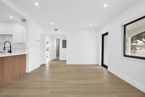 House in Miami, Florida 3 bedrooms, 99.13 sq.m. № 2045888 - photo 28