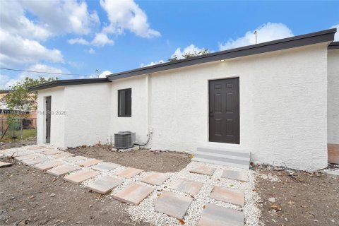 House in Miami, Florida 3 bedrooms, 99.13 sq.m. № 2045888 - photo 8