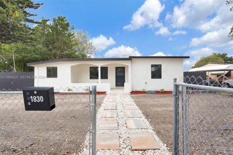 House in Miami, Florida 3 bedrooms, 99.13 sq.m. № 2045888 - photo 2