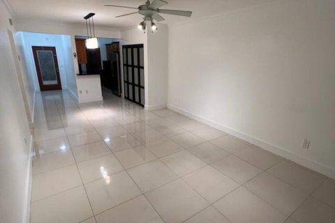 Condominio en alquiler en North Miami, Florida, 2 dormitorios, 82.68 m2 № 2190865 - foto 3