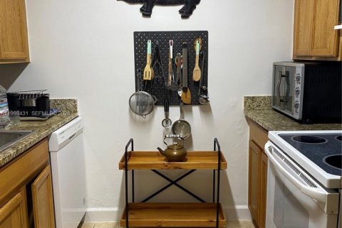 Condo in North Miami, Florida, 1 bedroom  № 2145937 - photo 11
