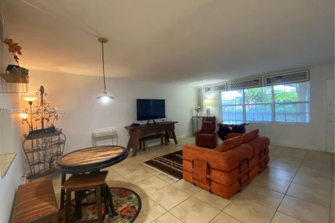 Condo in North Miami, Florida, 1 bedroom № 2145937