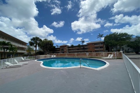 Condo in North Miami, Florida, 1 bedroom  № 2145937 - photo 26