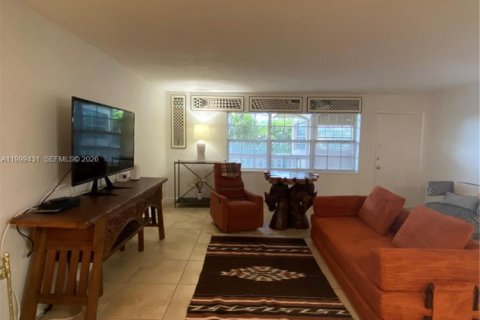 Condo in North Miami, Florida, 1 bedroom  № 2145937 - photo 4