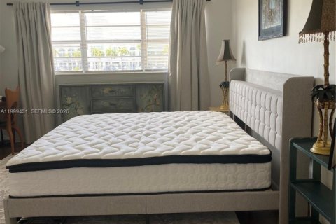 Condo in North Miami, Florida, 1 bedroom  № 2145937 - photo 7