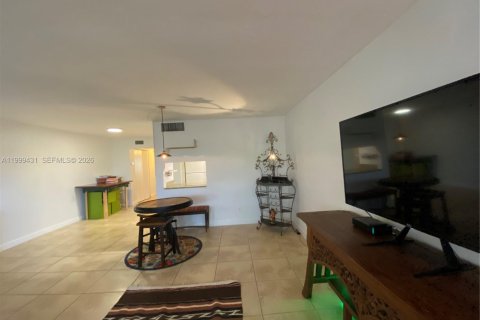 Condo in North Miami, Florida, 1 bedroom  № 2145937 - photo 12