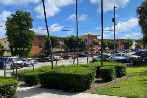 Condo in North Miami, Florida, 1 bedroom  № 2145937 - photo 19