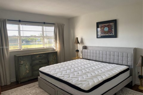 Condo in North Miami, Florida, 1 bedroom  № 2145937 - photo 6