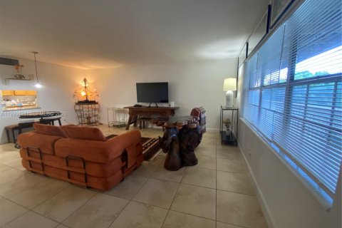 Condo in North Miami, Florida, 1 bedroom  № 2145937 - photo 2