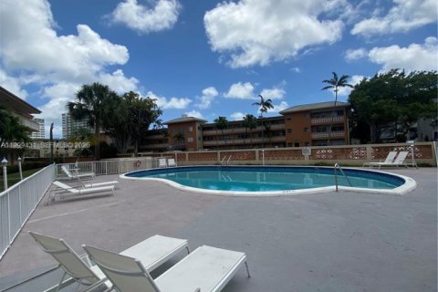 Condo in North Miami, Florida, 1 bedroom  № 2145937 - photo 27
