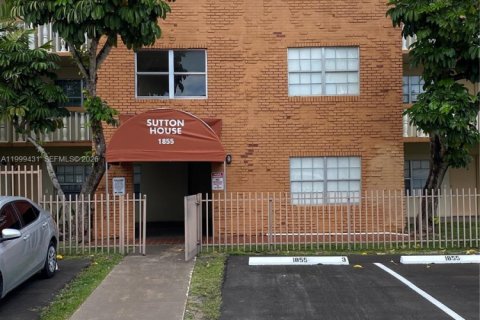 Condo in North Miami, Florida, 1 bedroom  № 2145937 - photo 24