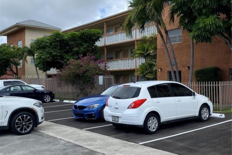 Condo in North Miami, Florida, 1 bedroom  № 2145937 - photo 25