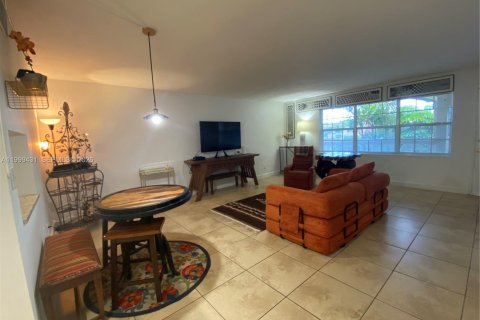 Condo in North Miami, Florida, 1 bedroom  № 2145937 - photo 3