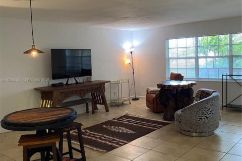Condo in North Miami, Florida, 1 bedroom  № 2145937 - photo 13