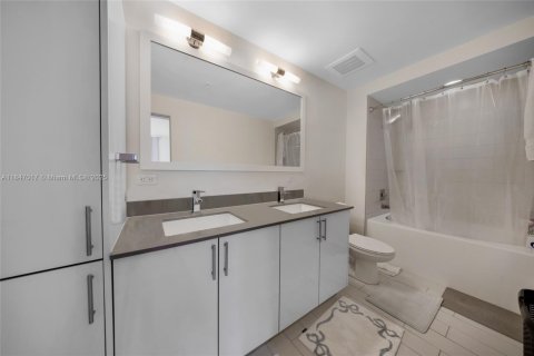 Condominio en venta en Miami, Florida, 3 dormitorios, 133.59 m2 № 1888834 - foto 9