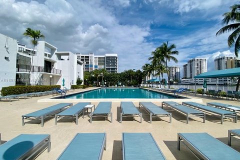 Condo in Hallandale Beach, Florida, 1 bedroom  № 1967142 - photo 26