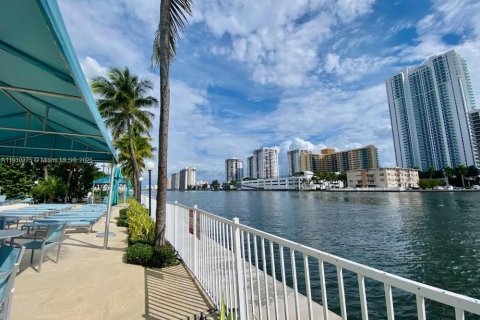 Condo in Hallandale Beach, Florida, 1 bedroom  № 1967142 - photo 24