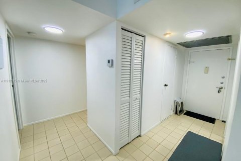 Condo in Hallandale Beach, Florida, 1 bedroom  № 1967142 - photo 20