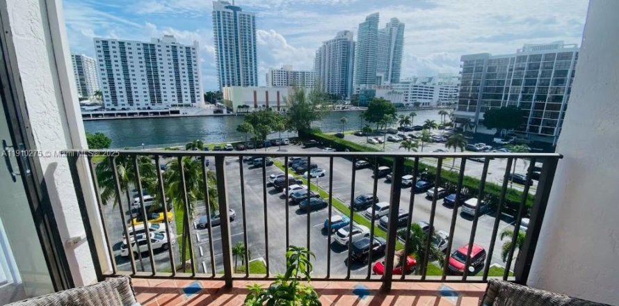 Condo in Hallandale Beach, Florida, 1 bedroom  № 1967142
