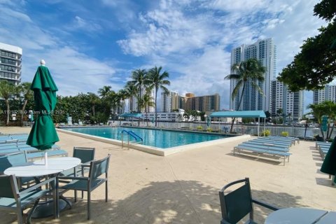 Condo in Hallandale Beach, Florida, 1 bedroom  № 1967142 - photo 25