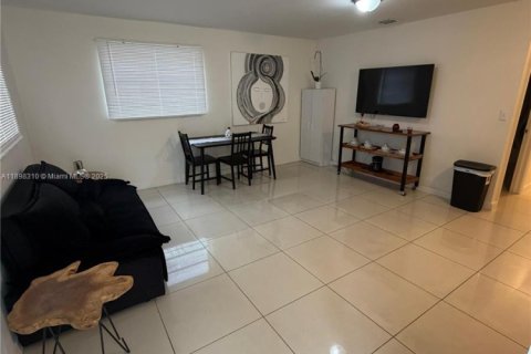 Casa en alquiler en Miami, Florida, 2 dormitorios, 149.76 m2 № 2081589 - foto 2