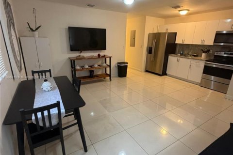 Casa en alquiler en Miami, Florida, 2 dormitorios, 149.76 m2 № 2081589 - foto 3