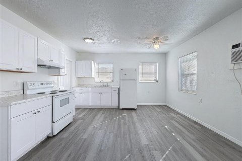 Commercial property in Saint Petersburg, Florida 4 bedrooms, 170.1 sq.m. № 2092998 - photo 3