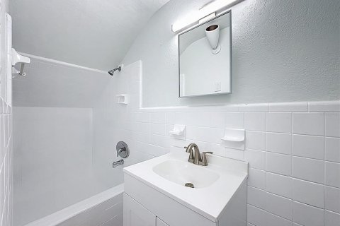 Commercial property in Saint Petersburg, Florida 4 bedrooms, 170.1 sq.m. № 2092998 - photo 11