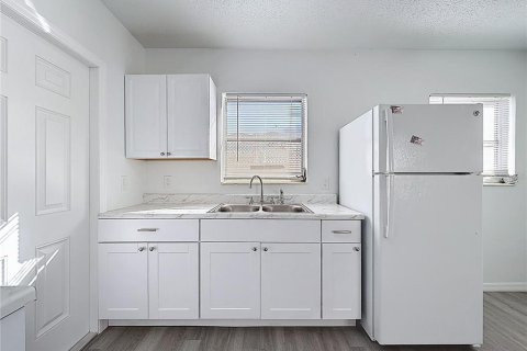 Commercial property in Saint Petersburg, Florida 4 bedrooms, 170.1 sq.m. № 2092998 - photo 8