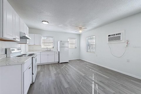 Commercial property in Saint Petersburg, Florida 4 bedrooms, 170.1 sq.m. № 2092998 - photo 5