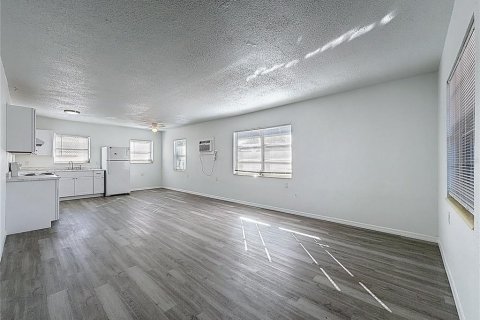 Commercial property in Saint Petersburg, Florida 4 bedrooms, 170.1 sq.m. № 2092998 - photo 2